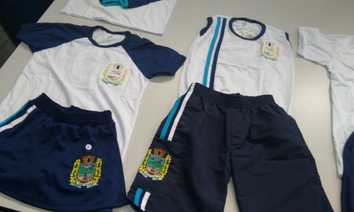  Secretaria de Educação de Itatiaia entrega uniformes escolares 